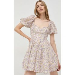 Bardot sukienka bawełniana kolor fioletowy mini rozkloszowana. Fioletowe sukienki Bardot, l, bez wzorów, z bawełny, bez kołnierzyka, bez ramiączek, mini, rozkloszowane. Za 619.99 zł.