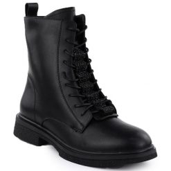 Skórzane botki damskie workery z cyrkoniami czarne Filippo DBT7250. Czarne botki Filippo, bez wzorów, ze skóry, bez obcasa, bez zapięcia. Za 144.00 zł.