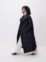 Pikowany płaszcz z paskiem - czarny. Czarne płaszcze Reserved, l, bez wzorów, z tkaniny, bez kaptura. Za 379.99 zł.