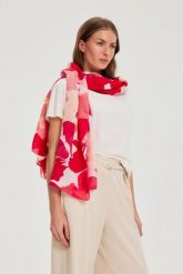 Szal w kwiaty czerwony. Czerwone szaliki i kominy MOODO, bez wzorów, z poliesteru. Za 49.99 zł.