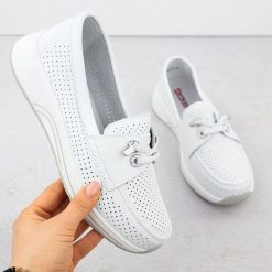 Skórzane półbuty damskie ażurowe białe Artiker 56C2101. Białe półbuty wsuwane Artiker, w ażurowe wzory, ze skóry, bez obcasa. Za 121.50 zł.