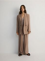 Dwurzędowa marynarka z modalu - brązowy. Brązowe marynarki i żakiety Reserved, l, bez wzorów, z tkaniny, bez ramiączek. W wyprzedaży za 89.99 zł.