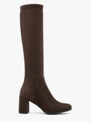 Ciemnobrązowe kozaki z wąską elastyczną cholewką. Brązowe kozaki Ryłko, bez wzorów, z tkaniny, eleganckie, z okrągłym noskiem, bez obcasa, na słupku, bez zapięcia. Za 499.99 zł.