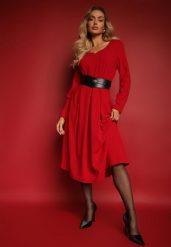 Czerwona Sukienka o Rozkloszowanym Kroju z Trójkątnym Dekoltem Temivara. Czerwone sukienki Renee, na co dzień, l, bez wzorów, z jeansu, eleganckie, bez kołnierzyka, bez ramiączek, midi, proste. W wyprzedaży za 91.99 zł.