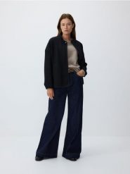 Kurtka oversize z wełną - czarny. Czarne kurtki Reserved, l, bez wzorów, z tkaniny, bez kaptura. W wyprzedaży za 159.99 zł.