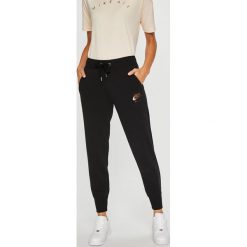 Nike Sportswear - Spodnie. Spodnie dresowe marki bonprix. Za 259.90 zł.