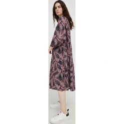 Drykorn sukienka midi rozkloszowana. Sukienki DRYKORN, m, bez wzorów, z bawełny, bez kołnierzyka, bez ramiączek, midi, rozkloszowane. W wyprzedaży za 449.99 zł.