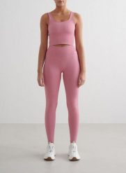 Damskie legginsy prążkowane, bezszwowe, wysoki stan, squat proof, petite różowe. Czerwone legginsy AIM'N, bez wzorów, z dzianiny, długie. Za 142.24 zł.