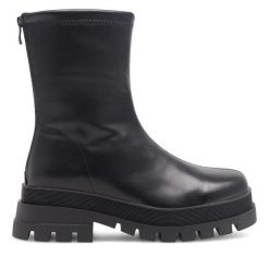 Botki JENNY. Czarne botki Jenny, bez wzorów, bez obcasa, na słupku, bez zapięcia. Za 135.99 zł.