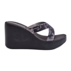 Klapki Damskie Na Koturnie 83520 Ipanema High Fashion Slide Fem Czarne. Czarne klapki bez wzorów, casualowe, bez obcasa, na koturnie, bez zapięcia. Za 308.70 zł.