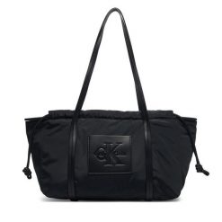 Torebka Calvin Klein. Czarne torebki klasyczne Calvin Klein, bez wzorów, klasyczne, bez dodatków. Za 409.99 zł.