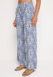 Niebieskie Wiskozowe Spodnie Boho z Szerokimi Nogawkami i Gumką w Talii Valnena. Niebieskie jeansy Born2be, bez wzorów, z jeansu, boho. Za 59.99 zł.