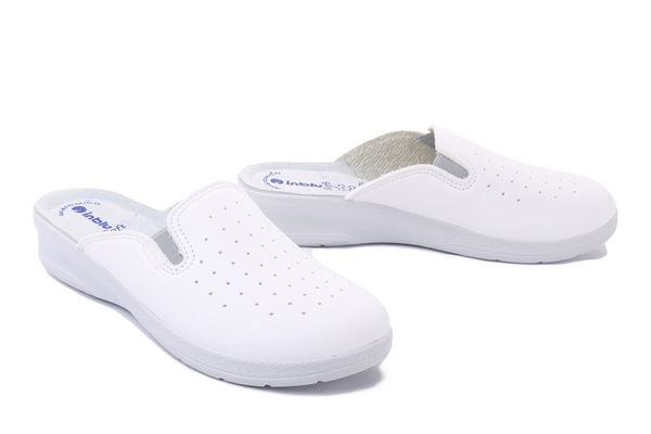INBLU 50-34 bianco, klapki damskie. Białe klapki Inblu, w ażurowe wzory, bez obcasa, bez zapięcia. Za 79.90 zł.