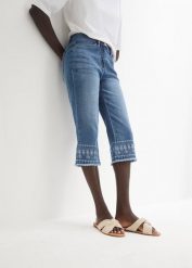 Jeansy 3/4 z haftem. Niebieskie jeansy bonprix, bez wzorów, z jeansu. Za 124.99 zł.