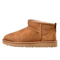 Buty do chodzenia dla dorosłych UGG Classic Ultra Mini Chestnut. Brązowe buty trekkingowe UGG, bez wzorów, z zamszu, bez zapięcia, trekkingowe. Za 769.00 zł.