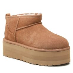 Śniegowce Ugg. Brązowe śniegowce UGG, bez wzorów, bez zapięcia. Za 819.99 zł.
