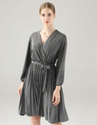 Plisowana sukienka z paskiem. Sukienki Unisono, s, bez wzorów, z tkaniny, bez kołnierzyka, bez ramiączek, kopertowe. Za 189.00 zł.