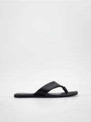 Skórzane japonki - czarny. Czarne japonki Reserved, bez wzorów, ze skóry. W wyprzedaży za 69.99 zł.