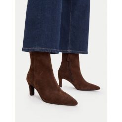 Botki GINO ROSSI. Brązowe botki Gino Rossi, bez wzorów, bez obcasa, na słupku, bez zapięcia. Za 429.99 zł.