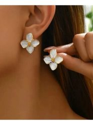 Atelier MIU Pozłacane kolczyki-wkrętki rozmiar: onesize. Białe kolczyki atelier MIU, pozłacane. Za 34.99 zł.