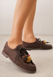 Ciemnobrązowe Mokasyny VICES ze Skórzaną Wkładką i Pomponami Loraerin. Brązowe mokasyny Renee, z aplikacjami, z materiału, z okrągłym noskiem. Za 99.99 zł.