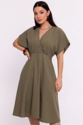 Rozkloszowana sukienka z kopertowym dekoltem zielona. Zielone sukienki Bewear, s, bez wzorów, bez kołnierzyka, bez ramiączek, kopertowe. Za 339.00 zł.