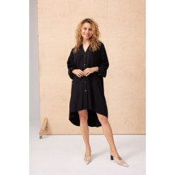 Sukienka Cariosa BS Czarny. Czarne sukienki blue shadow, na co dzień, s, bez wzorów, z tkaniny, z asymetrycznym kołnierzem, bez ramiączek, mini, asymetryczne. Za 319.90 zł.