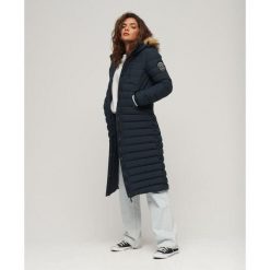 Długi pikowany płaszcz z kapturem Fuji od SUPERDRY. Niebieskie płaszcze Superdry, bez wzorów, eleganckie, z kapturem. W wyprzedaży za 479.00 zł.