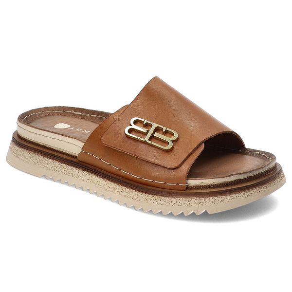 Brązowe Klapki Armodo Modne Obuwie Damskie. Brązowe klapki Armodo, bez wzorów, ze skóry, eleganckie, bez obcasa, bez zapięcia. Za 199.00 zł.