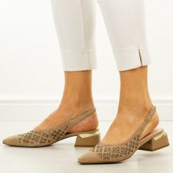 Beżowe przewiewne czółenka damskie D&A 3004. Brązowe czółenka DiA, na lato, z aplikacjami, z materiału, eleganckie, bez obcasa, na obcasie, bez zapięcia. Za 399.00 zł.