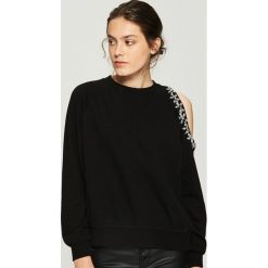 Bluza z odkrytym ramieniem - Czarny. Bluzy marki Sinsay. W wyprzedaży za 49.99 zł.