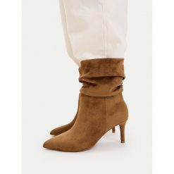Botki Nine West. Brązowe botki Nine West, bez wzorów, bez obcasa, na szpilce, bez zapięcia. Za 299.99 zł.