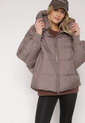 Ciemnobeżowa Pikowana Kurtka o Kroju Oversize z Kapturem Mevisana. Brązowe kurtki Born2be, na zimę, l, bez wzorów, z dzianiny, z kapturem. Za 289.99 zł.