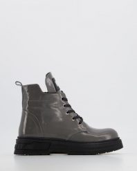 LAKIEROWANE BOTKI 03-ORDU GREY. Szare botki Venezia, bez wzorów, z lakierowanej skóry, bez obcasa, bez zapięcia. Za 289.00 zł.