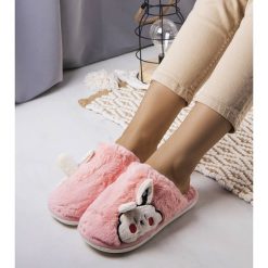 Różowe miękkie kapcie Half Bunny. Czerwone kapcie z aplikacjami. Za 73.43 zł.
