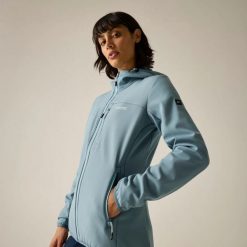 Damska kurtka Ossek Softshell. Niebieskie kurtki przejściowe sportowe Regatta, bez wzorów, z materiału, z kapturem, trekkingowe. Za 263.50 zł.