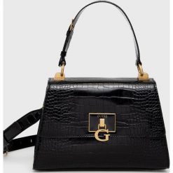 Guess Torebka kolor czarny. Czarne listonoszki Guess, z aplikacjami, na ramię, bez dodatków. W wyprzedaży za 439.99 zł.