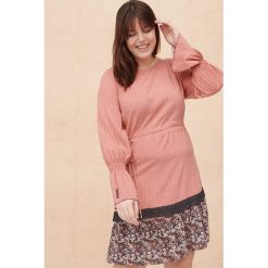 Sukienka Szilla Plus Size Maczek Br. Róż / Dv 482. Czerwone sukienki blue shadow, na co dzień, l, z aplikacjami, z koronki, bez kołnierzyka, plus size, bez ramiączek, dopasowane. W wyprzedaży za 164.95 zł.