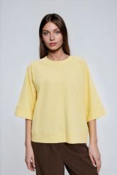 Bluza z krótkimi i szerokimi rękawami żółta. Żółte bluzy MOODO, l, bez wzorów, z bawełny, bez ramiączek, bez kaptura. Za 89.99 zł.