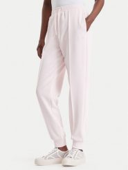 Guess Spodnie dresowe V6BB17 K6344 Różowy jasny Regular Fit. Czerwone spodnie dresowe Guess, z aplikacjami, z dresówki. Za 344.99 zł.