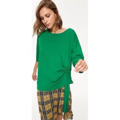 BLUZA DAMSKA W ENERGETYCZNYM KOLORZE, Z OZDOBNYM MARSZCZENIEM. Bluzy marki TOP SECRET. W wyprzedaży za 39.99 zł.