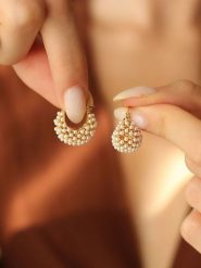 Pierres de Jade Pozłacane kolczyki z perłami rozmiar: onesize. Białe kolczyki Pierres de Jade, z perłą, pozłacane. Za 56.99 zł.