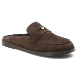 Klapki damskie Chebello, welurowa cholewka wsuwany fason otwarta pięta klasyczny mokasynowy krój minimalistyczny design lekka płaska podeszwa, brązow. Brązowe klapki CheBello, bez wzorów, z weluru, eleganckie, z otwartym noskiem, bez obcasa, na płaskiej podeszwie, bez zapięcia. Za 494.90 zł.