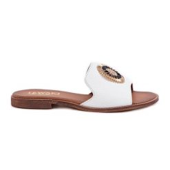 Lewski Shoes Skórzane Klapki Z Ozdobą Na Płaskim Obcasie Lewski 3047/O Białe. Białe klapki z aplikacjami, ze skóry, casualowe, bez obcasa, na płaskiej podeszwie, bez zapięcia. Za 432.39 zł.