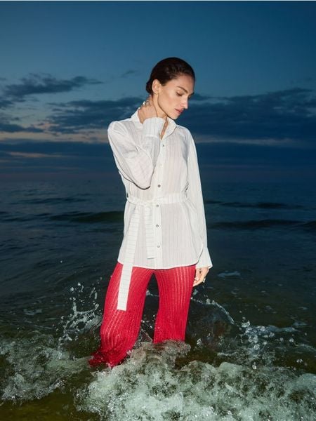 Długa koszula z wiązaniem - biały. Białe koszule Reserved, l, bez wzorów, z tkaniny, bez kołnierzyka, bez ramiączek. W wyprzedaży za 79.99 zł.