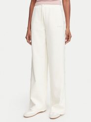 Guess Spodnie dresowe V5BB12 KCX22 Kremowy Regular Fit. Białe spodnie dresowe Guess, z aplikacjami, z dresówki. Za 474.99 zł.