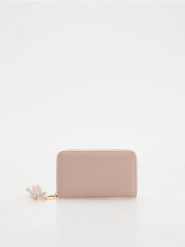 Portfel z brelokiem - pastelowy róż. Czerwone portfele Reserved, bez wzorów. Za 59.99 zł.