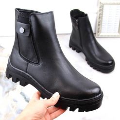 Botki damskie trapery z kieszonką ocieplane czarne Potocki SZ12167. Czarne botki POTOCKI, bez wzorów, ze skóry ekologicznej, eleganckie, bez obcasa, bez zapięcia. Za 115.00 zł.