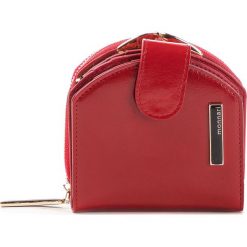 Mały Portfel Damski MONNARI - PUR0750-005 Red. Czerwone portfele Monnari, ze skóry ekologicznej. W wyprzedaży za 139.00 zł.