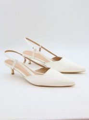 Bellucci Czółenka w kolorze białym z paskiem rozmiar: 36. Białe czółenka Bellucci, bez wzorów, klasyczne, bez obcasa, na szpilce, bez zapięcia. Za 113.99 zł.